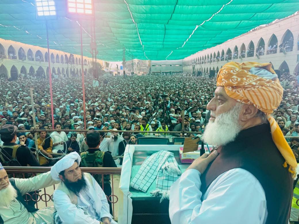 مولانا کے  ایک بیان سے پورا پٹوارخانہ حکومت تتے توے پر بیٹھ گئی 
 یہ تو ٹریلر تھا
پھر کہتے ہیں مولانا کی کیا طاقت ہے