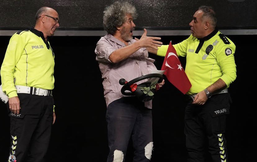 🎭 Etimesgut’ta bu kez sahne emeklilerin!
Korkut Ata Kültür Merkezi’nde “Söz mü?” adlı oyunla perde açan Etimesgut Belediyesi Emekli Tiyatrosu, seyirciden tam not aldı.
Yıllarca çalışıp emek veren büyüklerimiz, şimdi sahnede enerjileriyle alkış topluyor. 👏