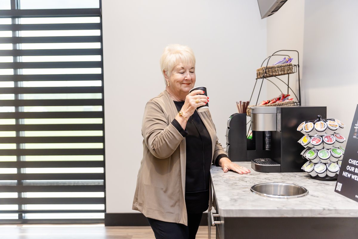 Pillows, blankets, noise-canceling headphones, nitrous oxide, coffee, and a snack bar. 

Going to the dentist shouldn't feel like a chore. It should feel like taking care of yourself in a place where you're genuinely cared for.

☎️  812-537-4272

#DentalComfort GreendaleDentist