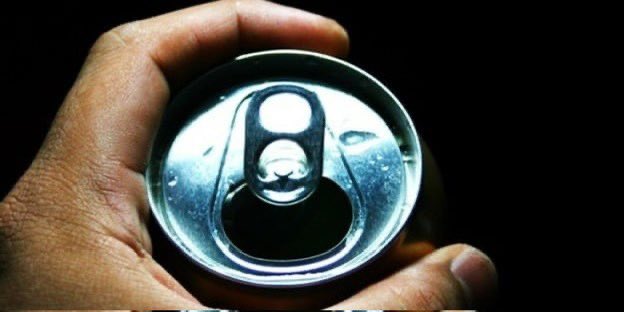 İzmir'de 16 yaşında bir çocuk, enerji içeceğiyle alkolü karıştırdığı için hayatını kaybetti.