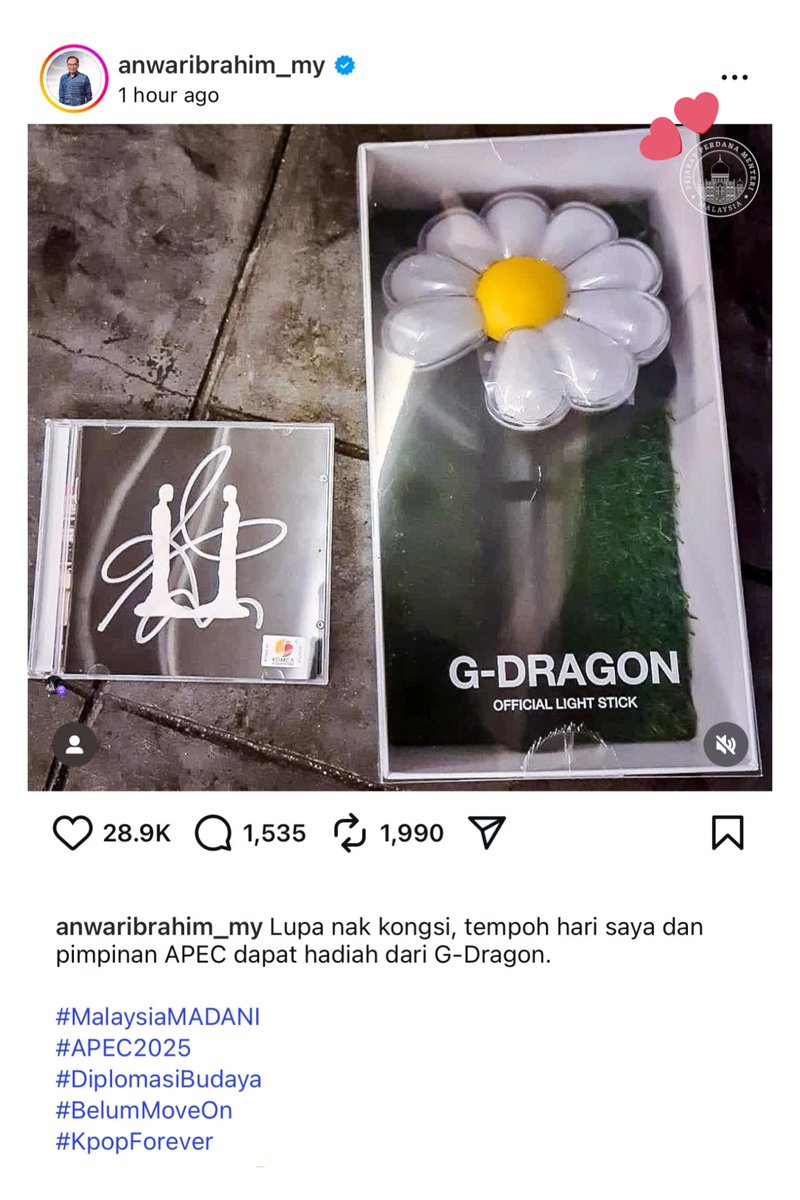 msiakpopfans's tweet photo. Malaysia’s PMX, YAB Dato' Seri @anwaribrahim flexing the Daisy Bong gift from GD at APEC 2025 complete with the PMO watermark this time! https://t.co/Ul8dEWnnbN