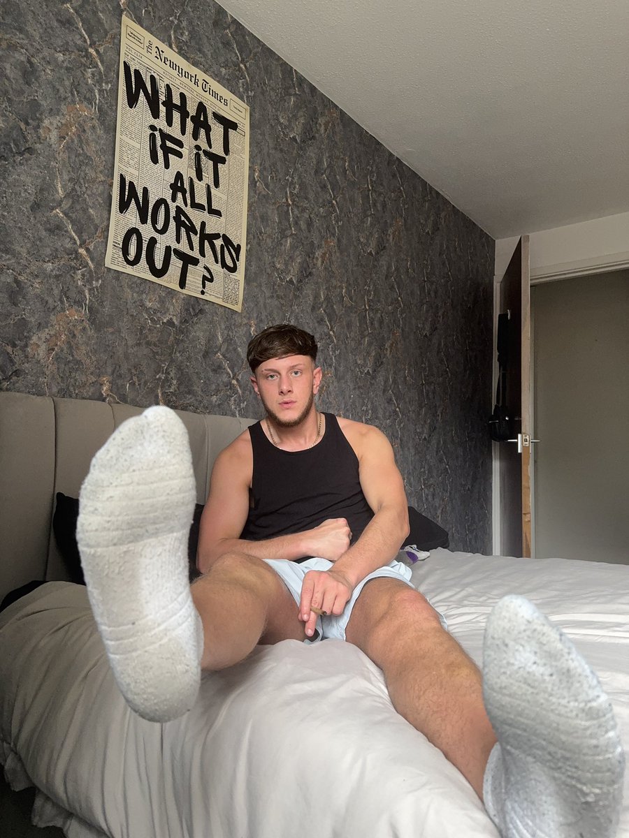 Just been for a run now my ankle socks are so smelly and sweaty 😰 one sniff of these and you would be addicted forever… #findom #paypig #cashmaster #cashfag
