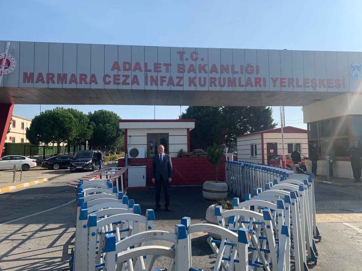 Yol arkadaşı olmaktan onur duyduğum İstanbul’un seçilmiş belediye başkanı, Cumhurbaşkanı Adayımız Sayın Ekrem İmamoğlu’nu Silivri zindanında ziyaret ettim.

Başkanımız, tüm İstanbullulara sevgilerini ve selamlarını gönderdi.

Ekrem Başkanımız her zamanki gibi iyi, dirayetli ve