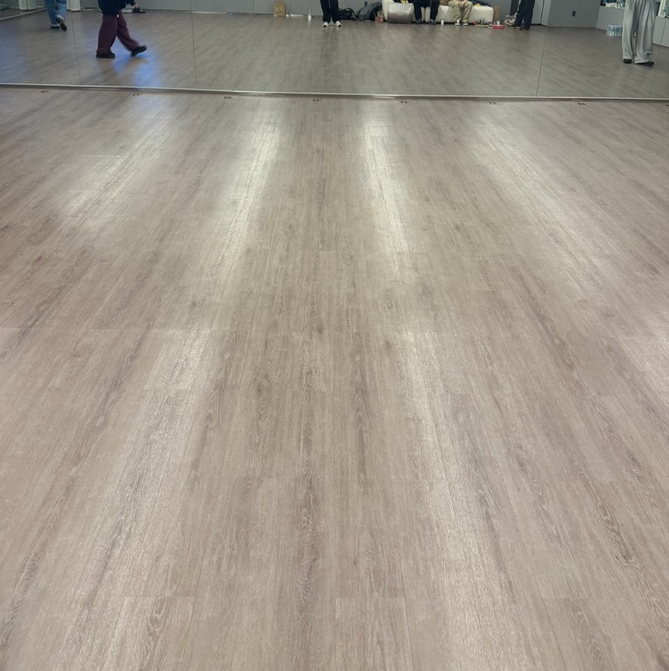 baekailin's tweet photo. I counted eight people here, and one of them must have gone to the bathroom, right? Do you think I'm right, sehun? https://t.co/1xnggyR9WR