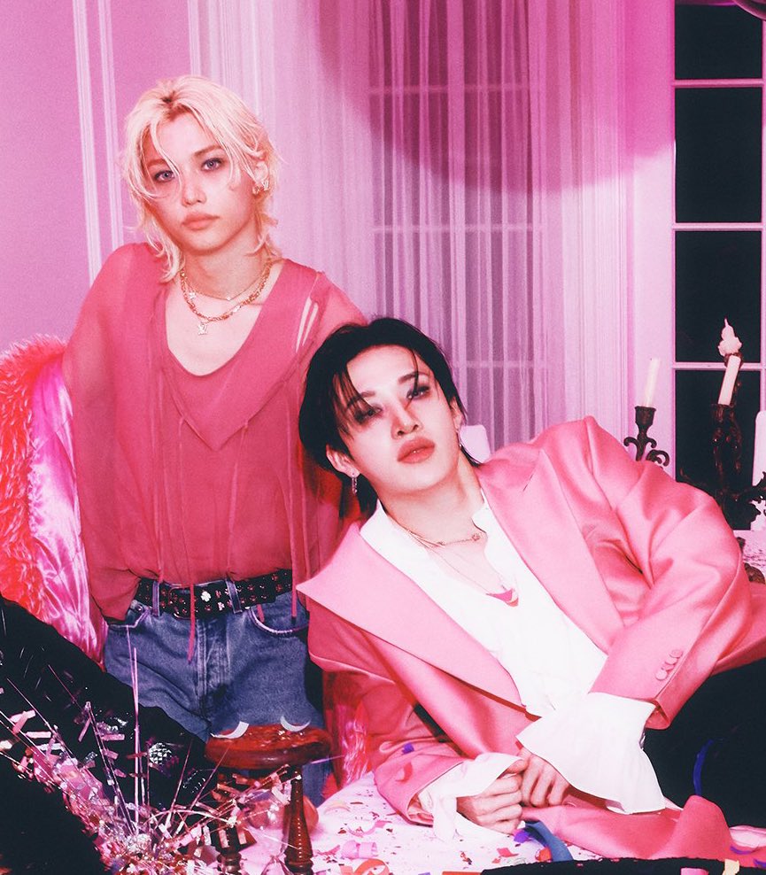 pinkmoon915's tweet photo. Group pic looks good but damn these two https://t.co/Pe5AdTBi54