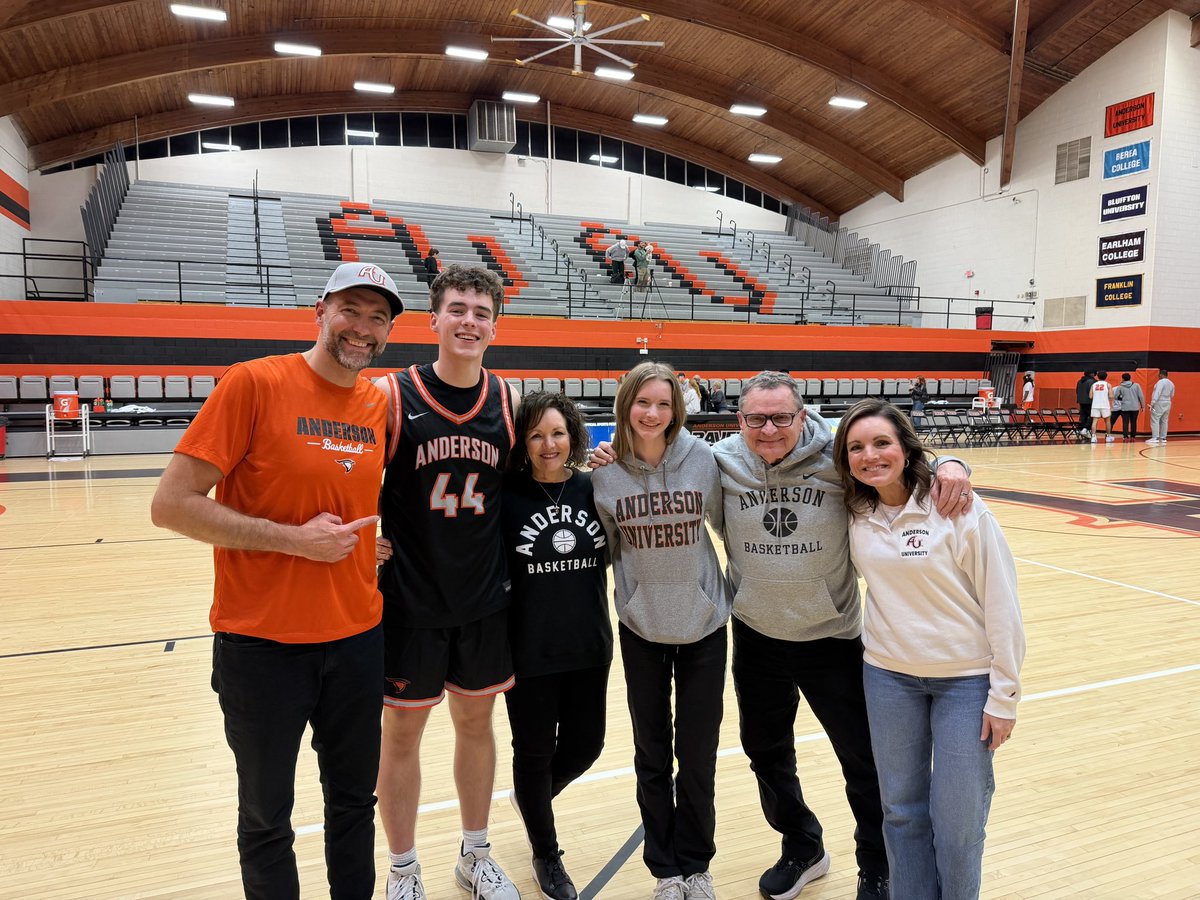 MrsABowman's tweet photo. Fun night at Meet the Ravens!!🏀🐦‍⬛ https://t.co/XOx3R9evIk