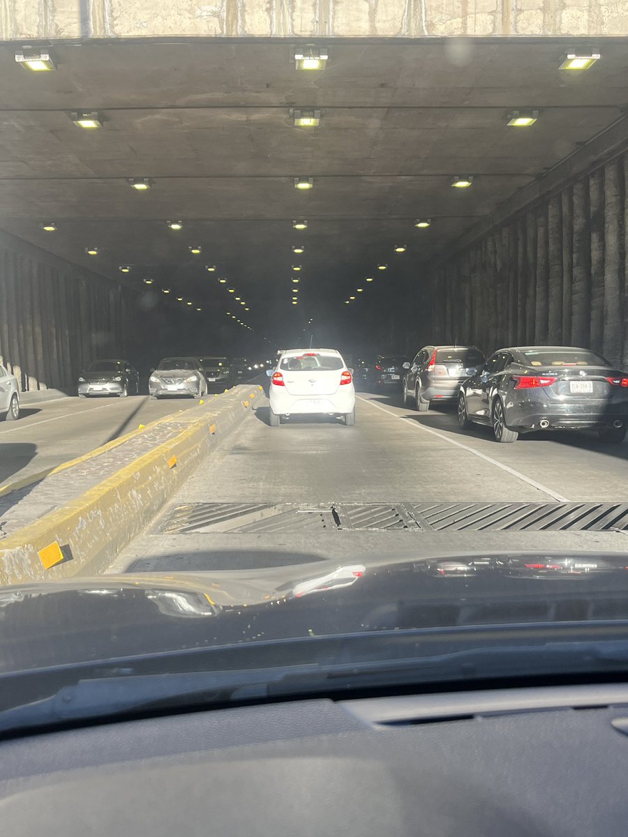 PELIGRO!! Alcantarilla rota en Av. Lázaro Cárdenas a la entrada del túnel de San Ignacio en dirección hacia Vallarta, cada día está peor. <a href="/Trafico_ZMG/">TráficoZMGuadalajara</a> <a href="/GuadalajaraGob/">Gobierno de Guadalajara</a>