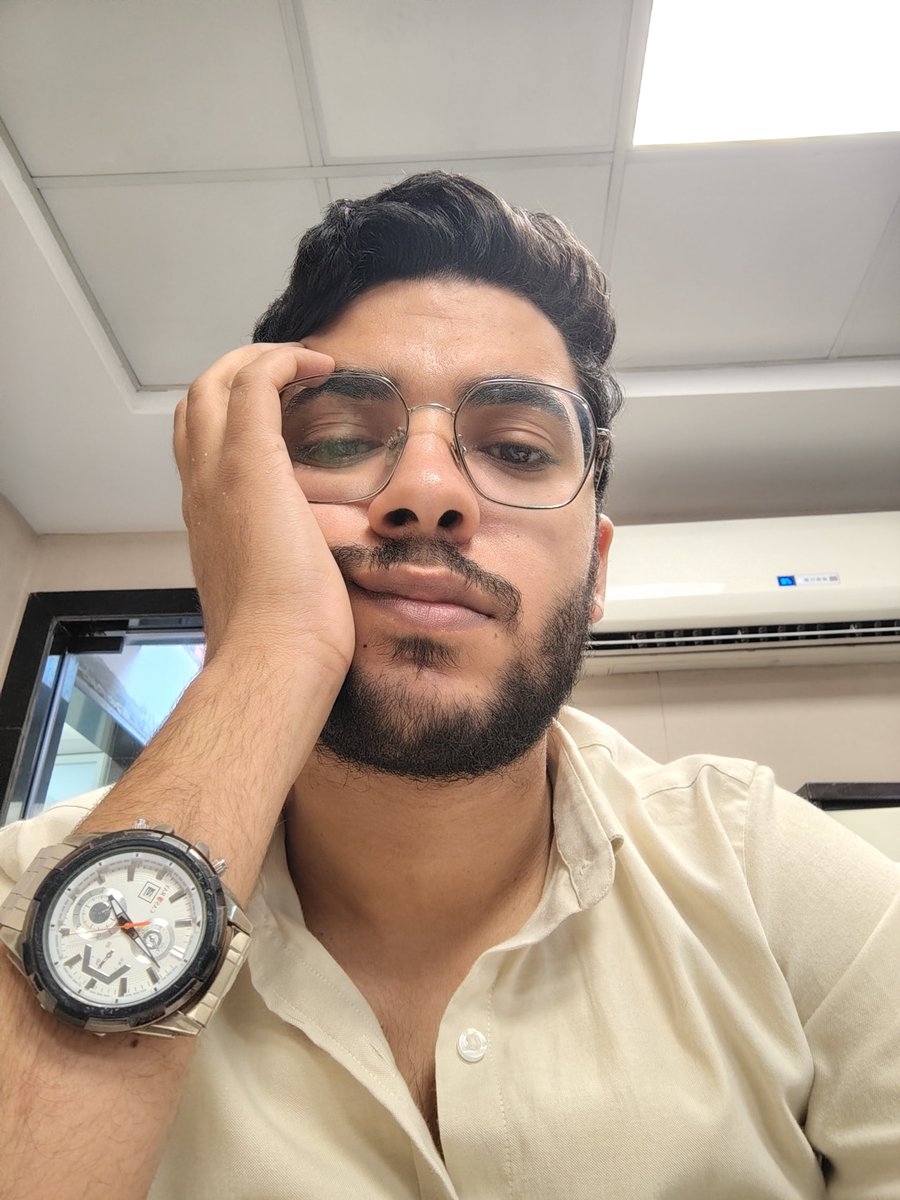 ريأكشني وانا بوقع أول عقد توظيف فحياتي