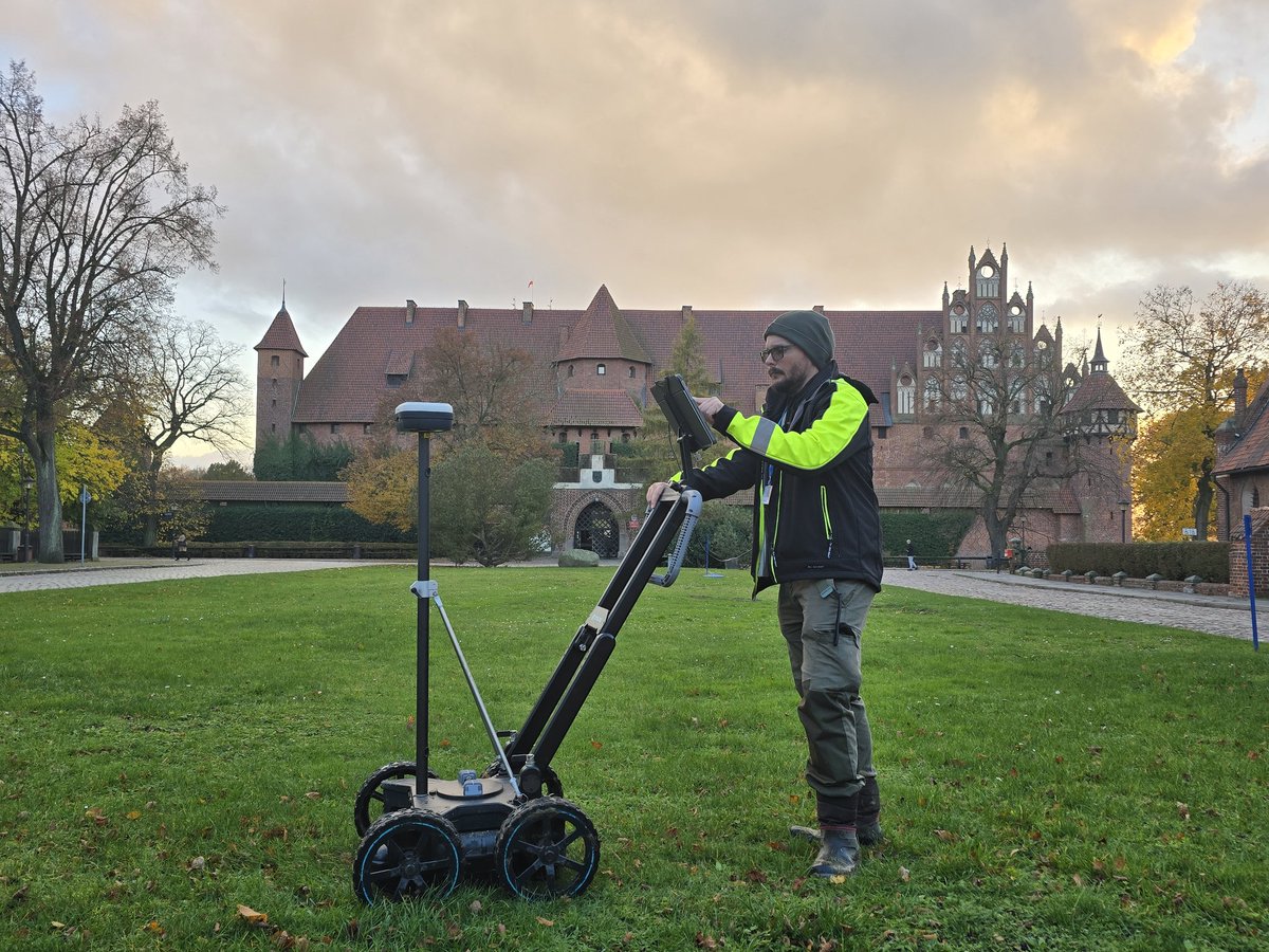 10 pts to anyone who recognises the Castle.