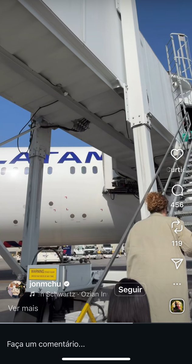 O diretor de Wicked fazendo questão de postar um vídeo mostrando que veio de voo comercial tô morrendo KKKKKKKKKKKKKKKKKKKKKKKK