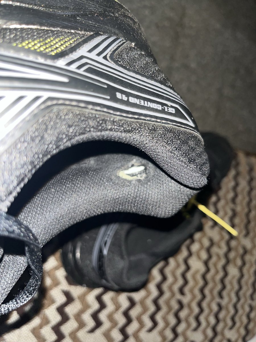 keyalsaurav's tweet photo. @myntra next level scam being run by Myntra, ordered a 11k shoes for my father from @ASICSIndia . What Myntra delivers is a damaged shoes, and that too a completely different model which is listed on asics india site for 2.5k. Had i not checked the shoes myself 1/n https://t.co/b9urLUg7KS