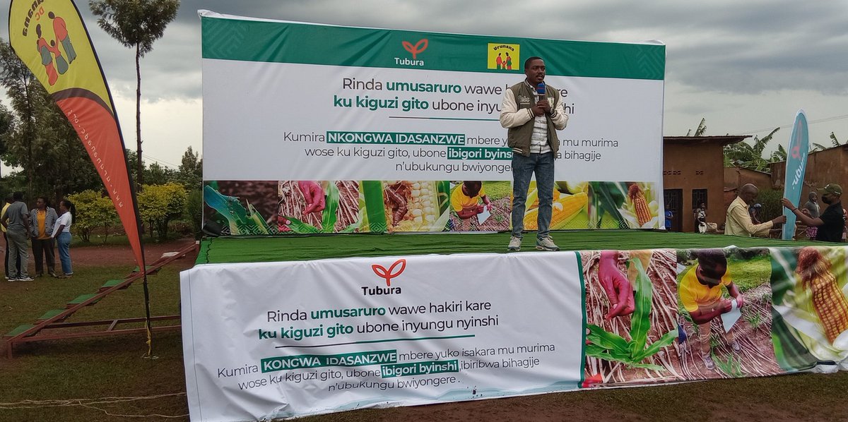 BonaneJE's tweet photo. @UrunanaDC in partnership with @oneacrefundRW #Tubura combine efforts through community mobilization and sensitization towards improved farming practices among the target population with focus on Integrated Pest Management. @RwandaAgriBoard @RwandaAgri @RwandaLocalGov @FAORwanda https://t.co/3Iuhx2PL32