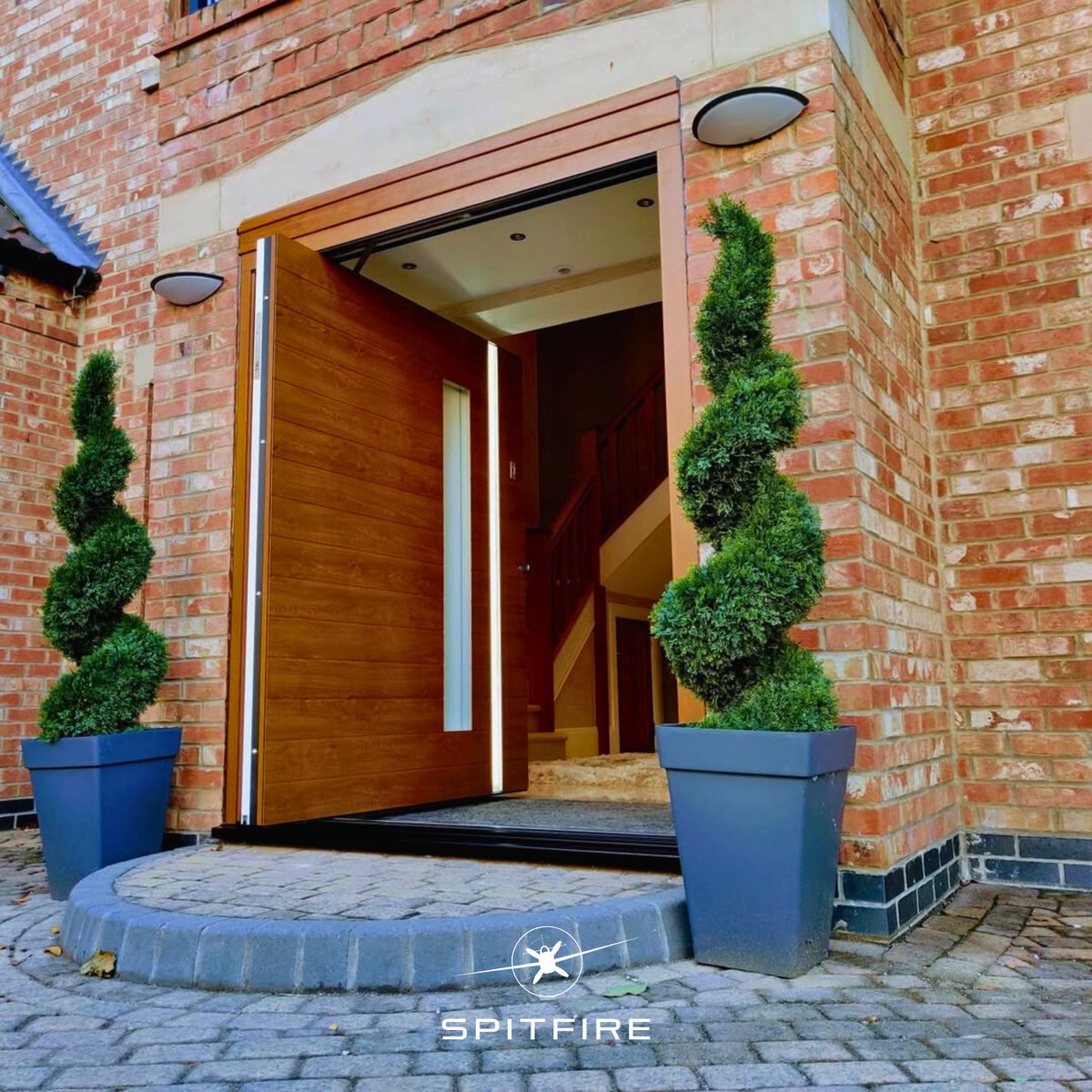 SpitfireDoors's tweet image. Bold design. Effortless strength. ✨
The Spitfire S-700 Pivot Door transforms your entrance with seamless engineering, premium materials and statement style — built to impress and perform.

🔗 Discover more at spitfiredoors.co.uk

#SpitfireDoors #S700 #PivotDoor