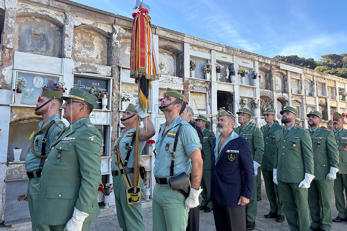 El cementerio de #SantaCatalina ha acogido este lunes el acto de recuerdo a los #legionarios fallecidos a los que se ha mostrado el máximo respeto ante el panteón dedicado al #Tercio #DuqueDeAlba II de #LaLegión.
elfarodeceuta.es/homenaje-legio…