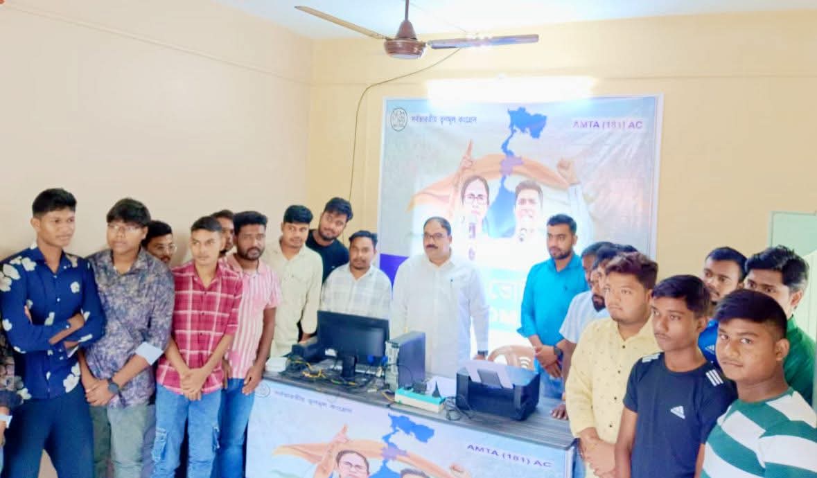 SukantaPaulAITC's tweet image. সর্বভারতীয় তৃণমূল কংগ্রেসের সাধারণ সম্পাদক অভিষেক বন্দ্যোপাধ্যায়ের নির্দেশ অনুসারে প্রতিটি বৈধ নির্বাচকের ভোটাধিকার সুনিশ্চিত করতে আমতা কেন্দ্র তৃণমূল কংগ্রেসের &quot;WAR ROOM&quot;-এর শুভ সূচনা অনুষ্ঠানে উপস্থিতি।
#Banglar_vote_raksha_shibir_Amta