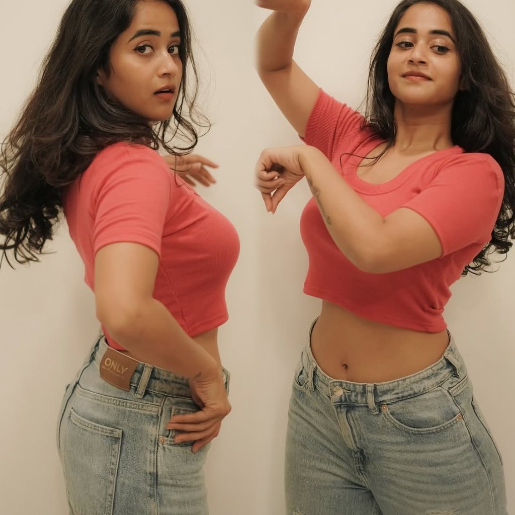 #Deepthisunaina Navel