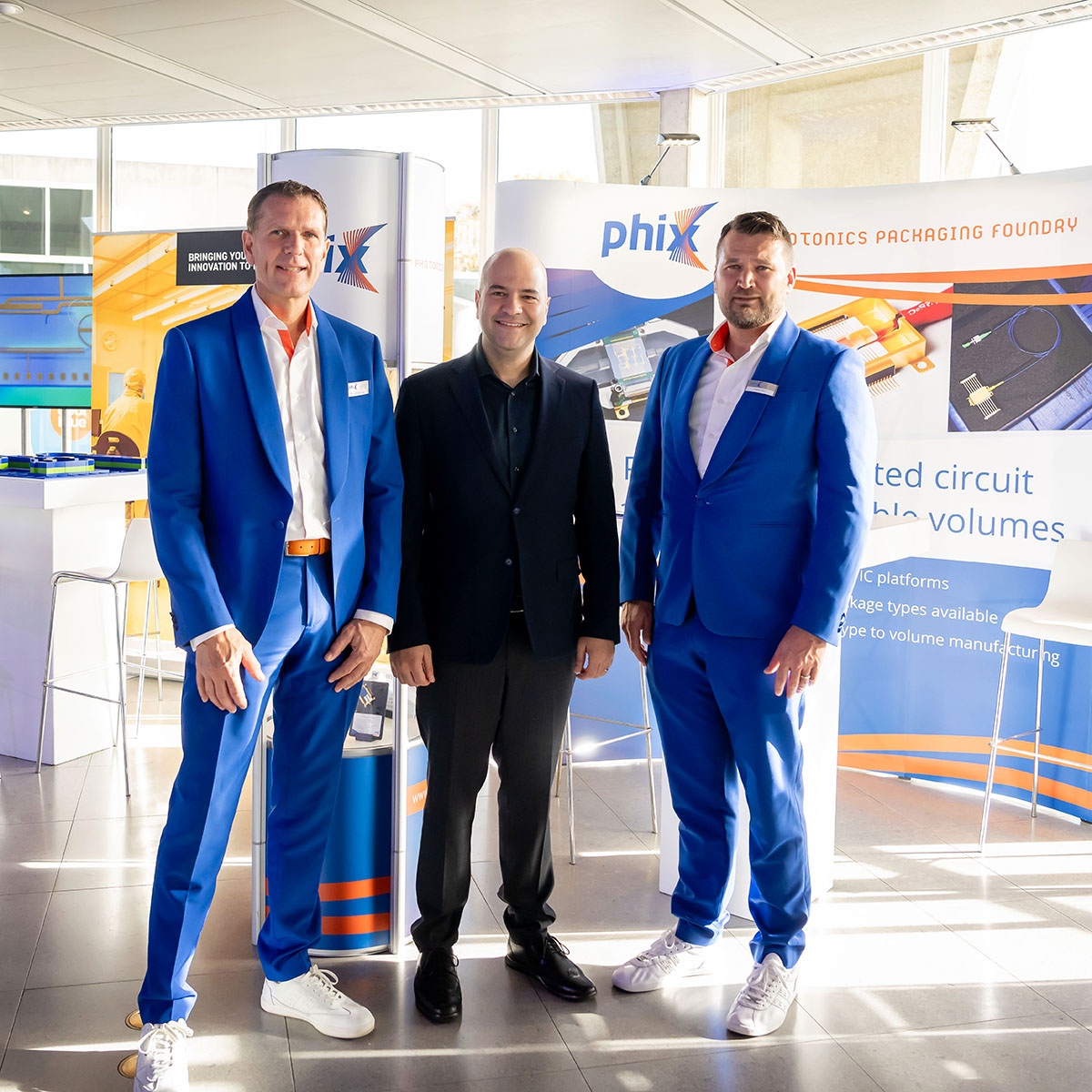 PHIX_Photonics's tweet image. Great to meet Perceptra CEO Amir Atabaki at @PICSummitEurope and congratulate him in person on winning the Global #Photonics Engineering Contest!

Perceptra’s innovation moves #ramanspectroscopy from labs to production lines, enabled by a PIC from LioniX and packaging by PHIX!