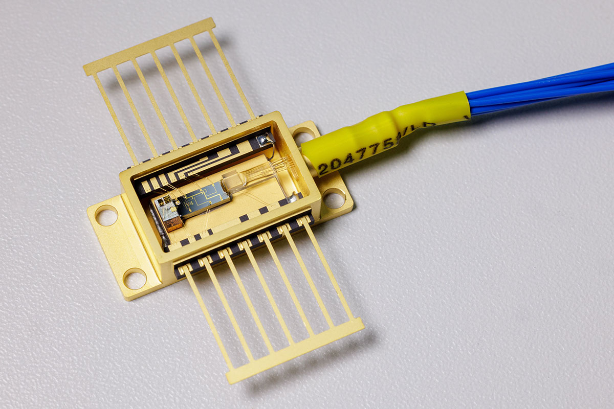 PHIX_Photonics's tweet image. Great to meet Perceptra CEO Amir Atabaki at @PICSummitEurope and congratulate him in person on winning the Global #Photonics Engineering Contest!

Perceptra’s innovation moves #ramanspectroscopy from labs to production lines, enabled by a PIC from LioniX and packaging by PHIX!