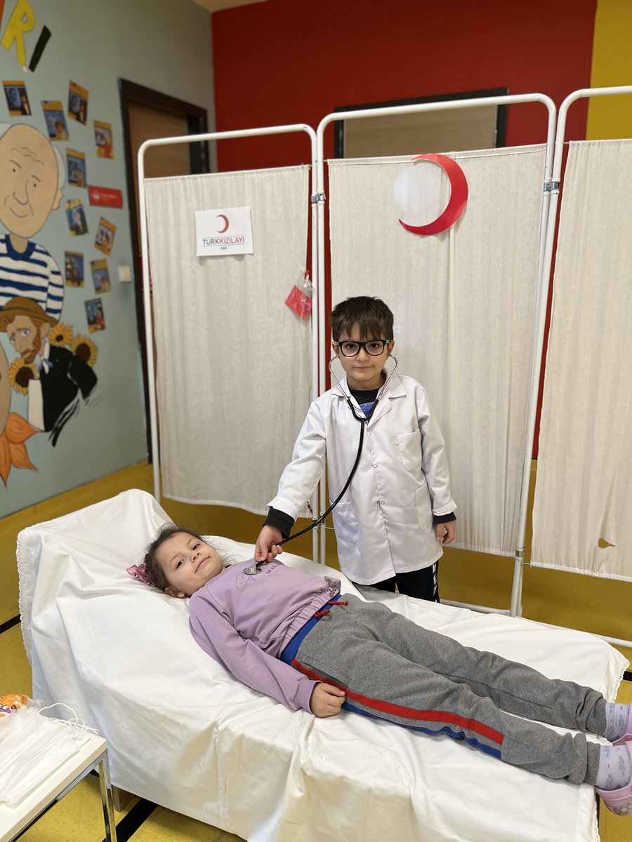 BK_Trabzon's tweet image. Minik kalplerimizle Kızılay Haftası’nı kutladık! 💛
Yardımlaşmayı, paylaşmayı ve birbirimize destek olmayı drama etkinliğimizle öğrendik.
Küçük eller, büyük iyilikler için! 🤝🩸

#KızılayHaftası #OkulÖncesi #Yardımlaşma #MinikKalpler #BahçeşehirKoleji