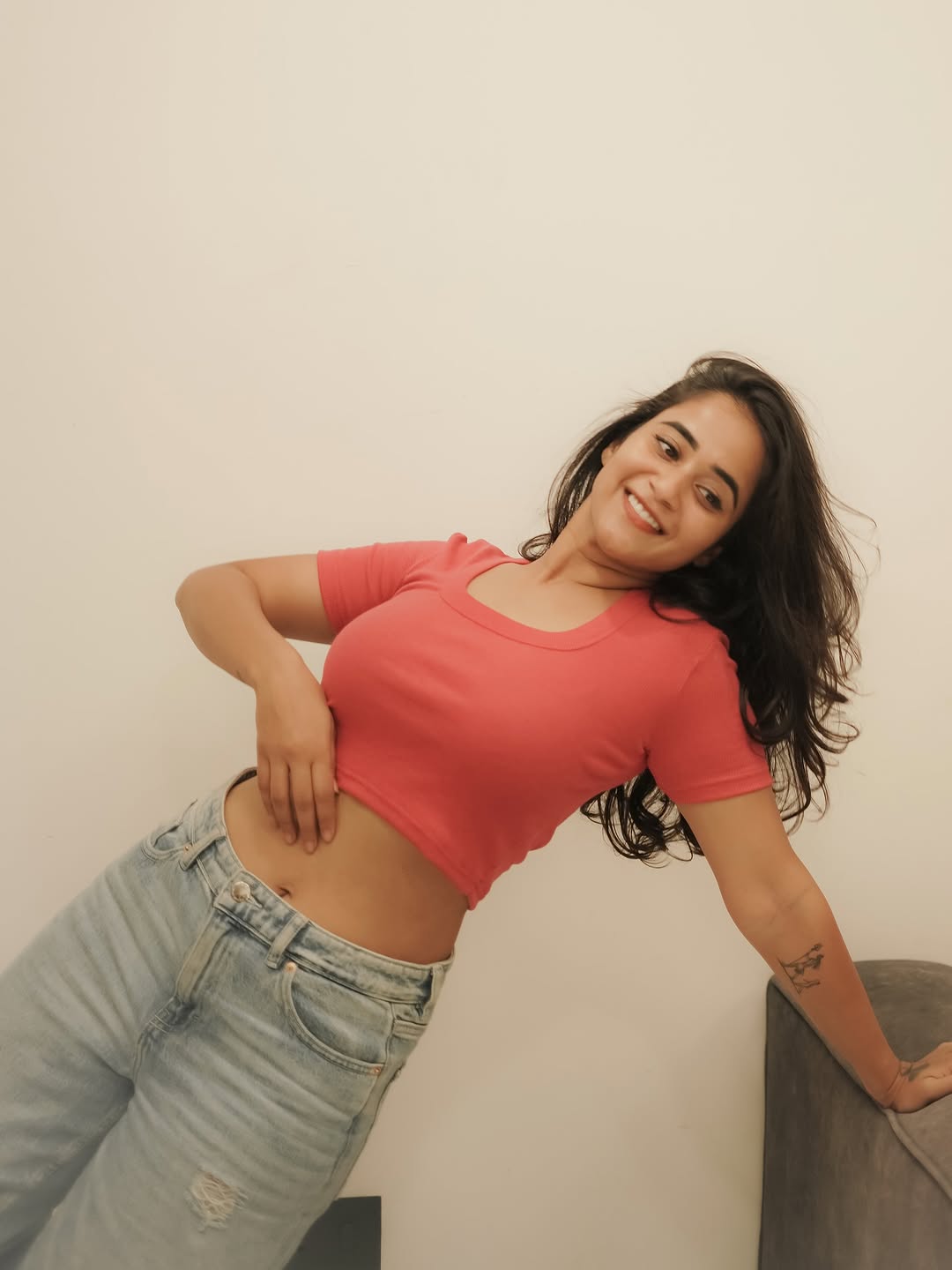 Deepthi Sunaina navel hole