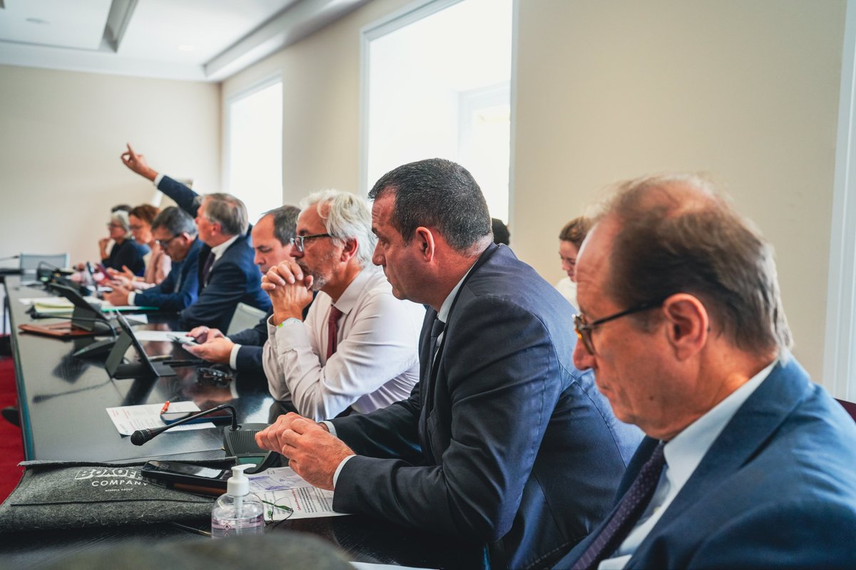 DeputesDem's tweet image. Réunion de groupe ce matin. 📸

Pendant que d’autres multiplient les postures et les amendements inapplicables ou inconstitutionnels, nous restons concentrés sur l’essentiel :

Réduire la dépense, renforcer l’équité fiscale par des contributions ciblées, agir avec responsabilité.