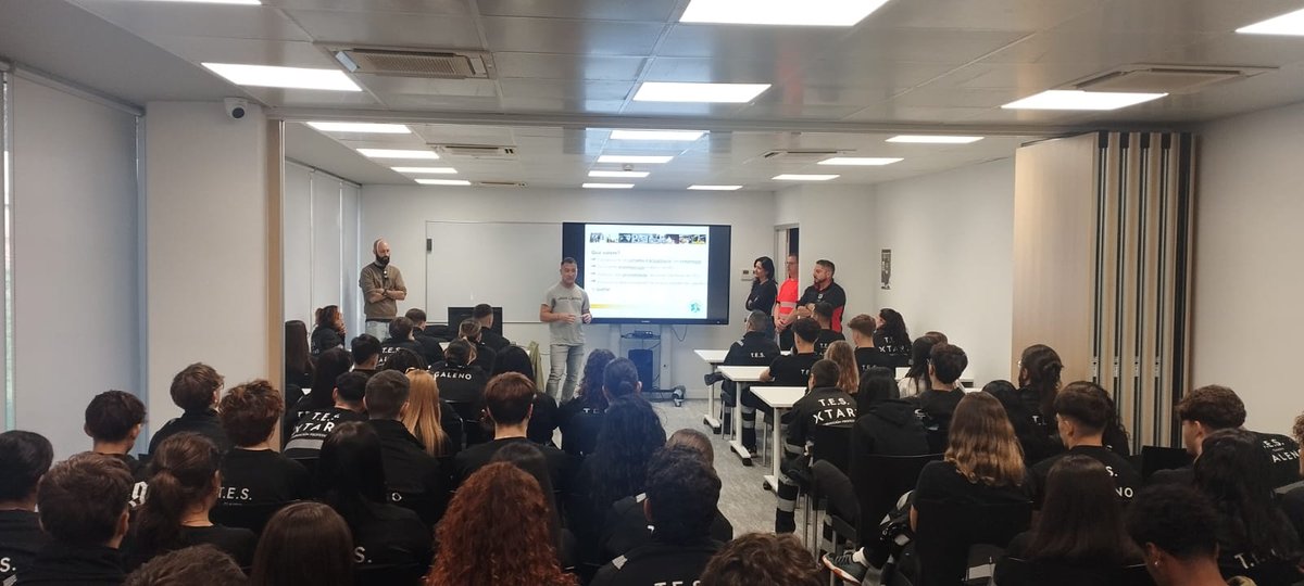 soctescat's tweet photo. 🎓 Avui hem participat en una xerrada a l’Institut #ClaudioGalenoBarcelona, ara #XTART FP, per donar a conèixer la feina de la @SoCMUE i els seus grups de treball.
💡 Des de #SoCTES hem compartit com promovem el coneixement i la recerca en el transport sanitari #TESVisible #TES https://t.co/FZ1vtKoSQH