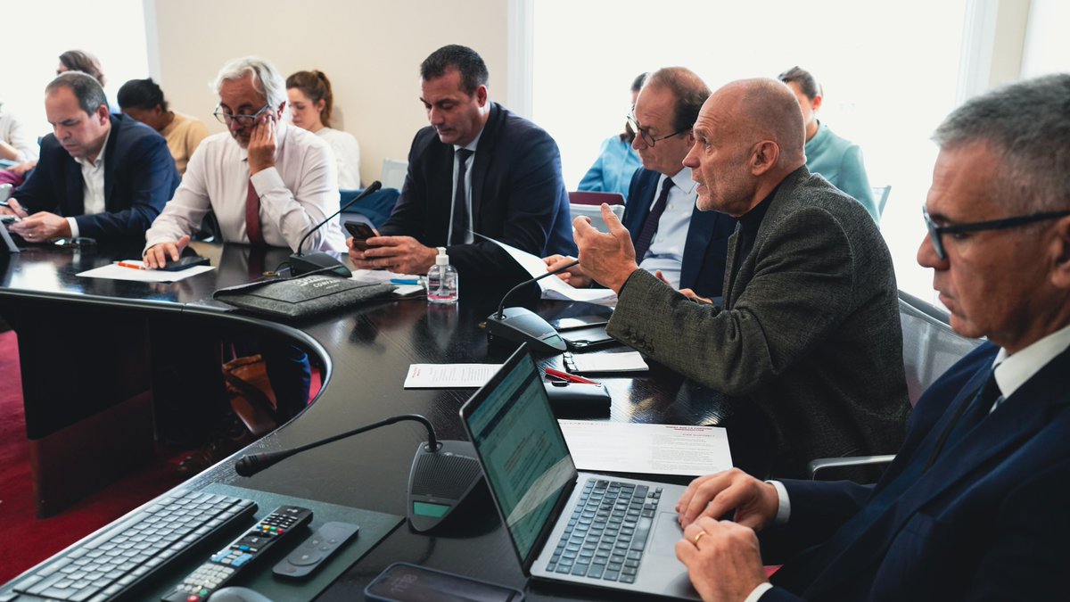 DeputesDem's tweet image. Réunion de groupe ce matin. 📸

Pendant que d’autres multiplient les postures et les amendements inapplicables ou inconstitutionnels, nous restons concentrés sur l’essentiel :

Réduire la dépense, renforcer l’équité fiscale par des contributions ciblées, agir avec responsabilité.