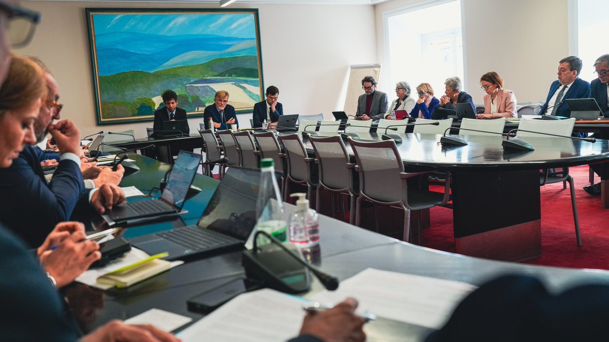 DeputesDem's tweet image. Réunion de groupe ce matin. 📸

Pendant que d’autres multiplient les postures et les amendements inapplicables ou inconstitutionnels, nous restons concentrés sur l’essentiel :

Réduire la dépense, renforcer l’équité fiscale par des contributions ciblées, agir avec responsabilité.