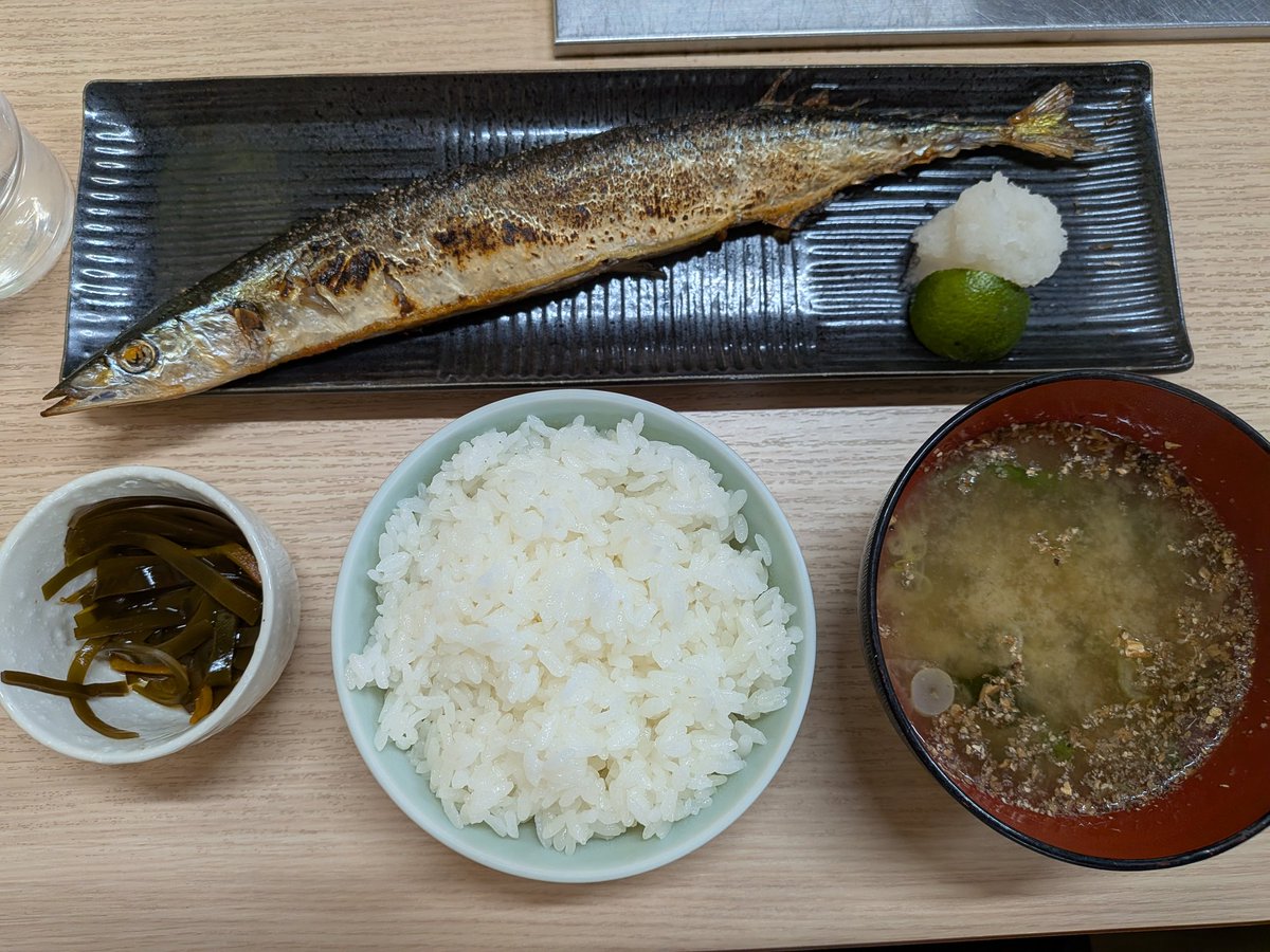 DOLINE_member's tweet photo. 今回の旅の個人的な目的の1つ
それが「秋刀魚の塩焼き」✨️
ぜーったいに食べたい！
これだけは譲れない！！
って事で相方が事前に調べた某食堂へ〰️……と思ったら日曜定休日❗️🤣
でもそのおかげで超大満足な秋刀魚定食に出会えることができました✨️
白飯おかわりしたのなんて何年ぶりだろ…笑 https://t.co/oXq0xn1p9o