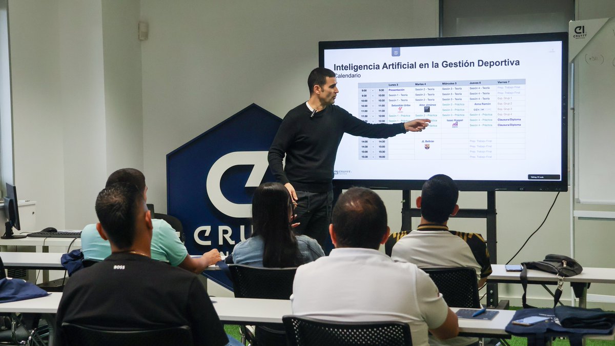 Cruyff_Inst_NL's tweet image. Hoe veranderen #dataanalyse en #AI het #sportmanagement en de besluitvorming in de #voetbalindustrie?

Deze week bestuderen studenten van @endeporte_ het onderwerp met Raúl Peláez, directeur Sportdata bij Kynisca, tijdens hun college op onze campus in #Barcelona!