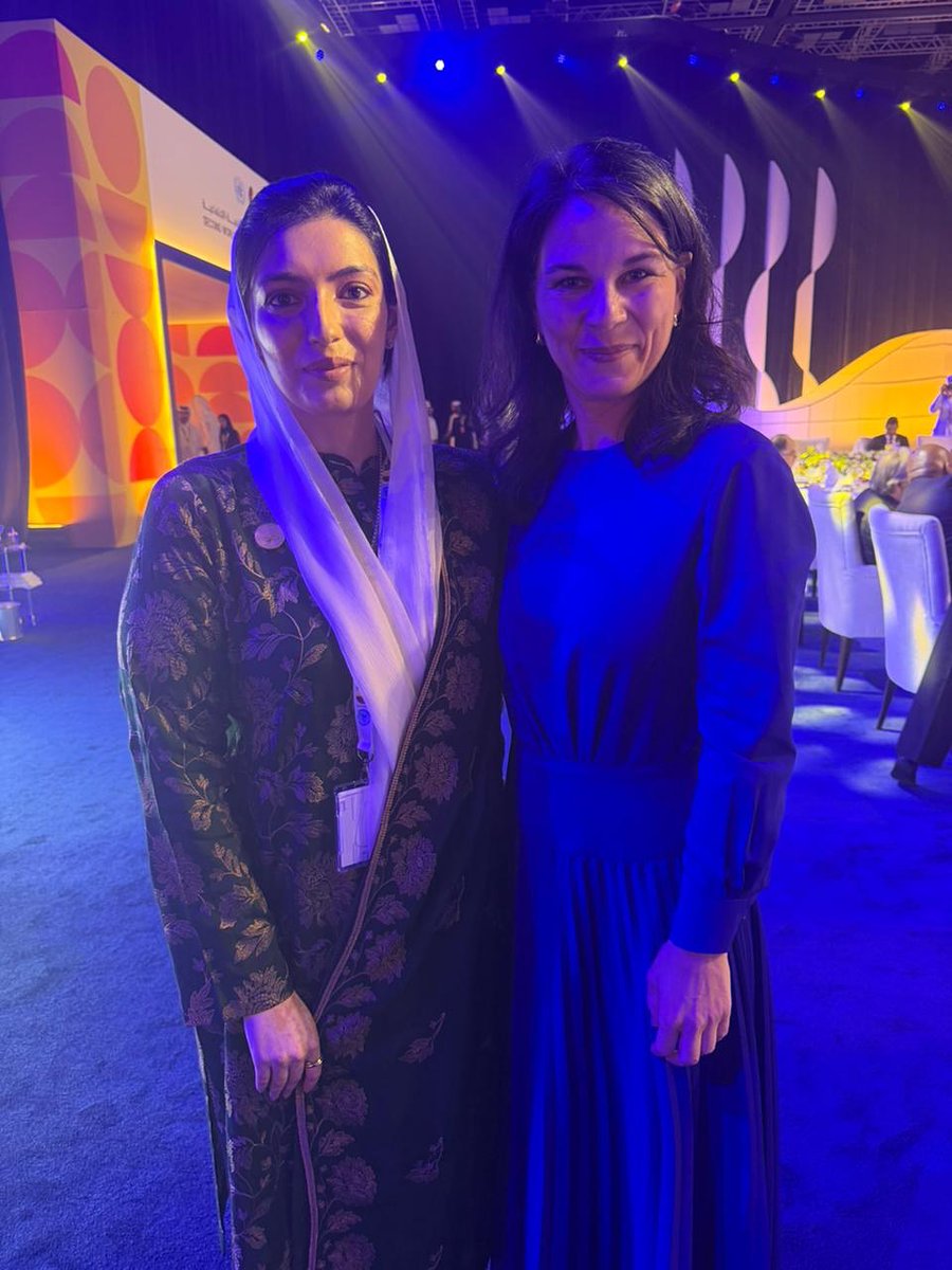 BhuttoMaryam's tweet image. On the sidelines of the Global Development Conference, First Lady of Pakistan Bibi @AseefaBZ held an engaging interaction with President of the UN General Assembly, @ABaerbock. 🌍🇵🇰 #GlobalDevelopment #UNGA