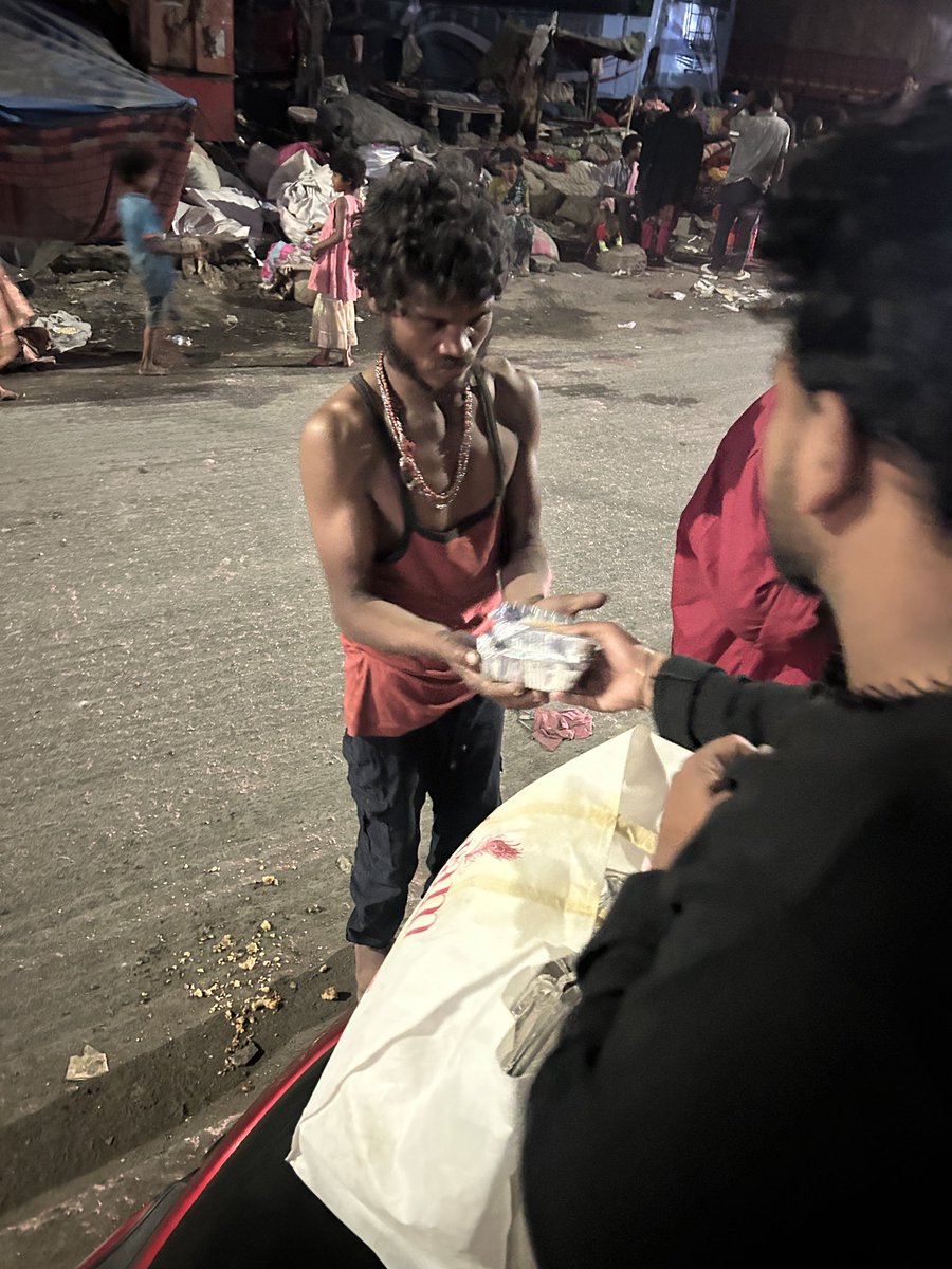 DaanaPaani_'s tweet image. A small act of kindness can fill a big hunger. 🍲 #daanapaanifoundation #fyp #spreadinglove