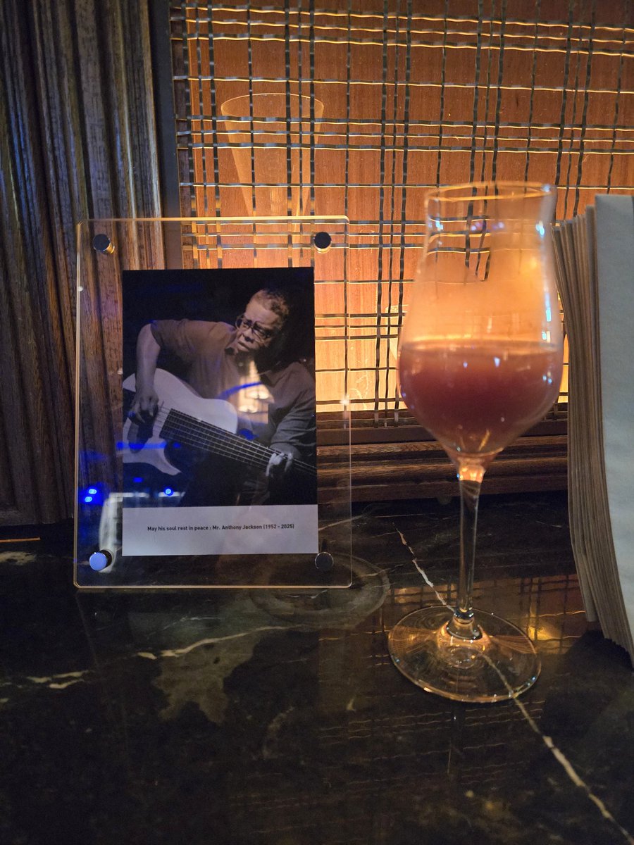 Izumih0705's tweet photo. ブルーノートのカウンターには、Anthony Jacksonの席が設けられていました...アーティストを愛するブルーノートの心が伝わってきます🙏 彼も今日のショウを楽しんだかな...💙
#AnthonyJackson #RIPAnthonyJackson #BlueNoteTokyo https://t.co/Xxm3Jo0U5U