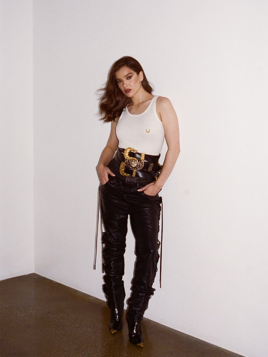archiveshailees's tweet photo. HAILEE STEINFELD. https://t.co/OMHyNHwshB
