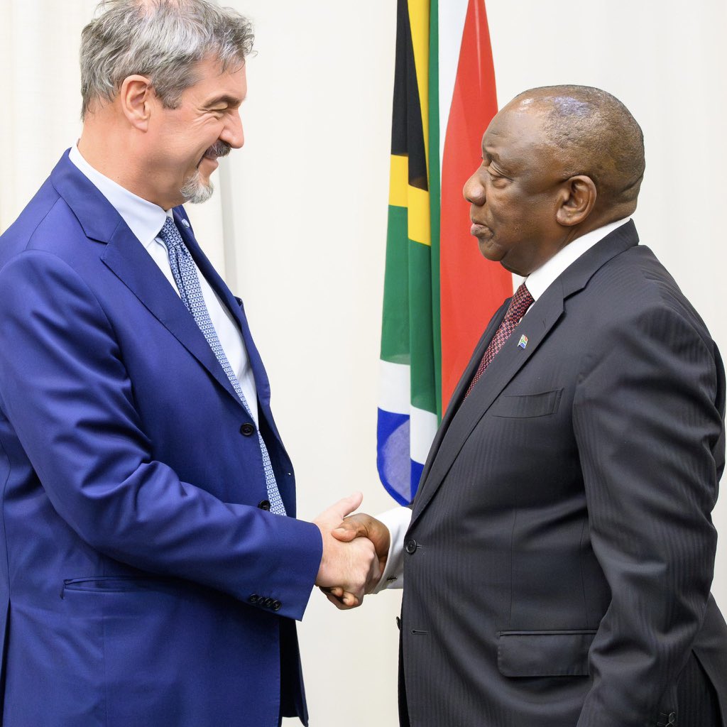 Bayern meets South Africa.
Ingxoxo phakathi kwabangane 🇿🇦🫱🏾‍🫲🏻🇩🇪

Bavarian Prime Minister received by H.E. President 🙏