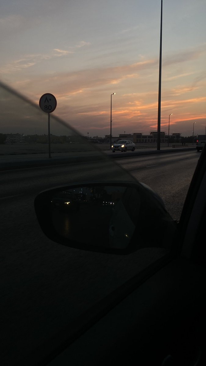 بمختلف الفصول ومختلف الأيام تفشل الغيوم وتزداد وجَنتيها جمالاً وكأنهما بستاناً من الورد العنقود
تسقط الأمثلة وتنتهي قيمتها وتبقى مجرد أمثال غفى