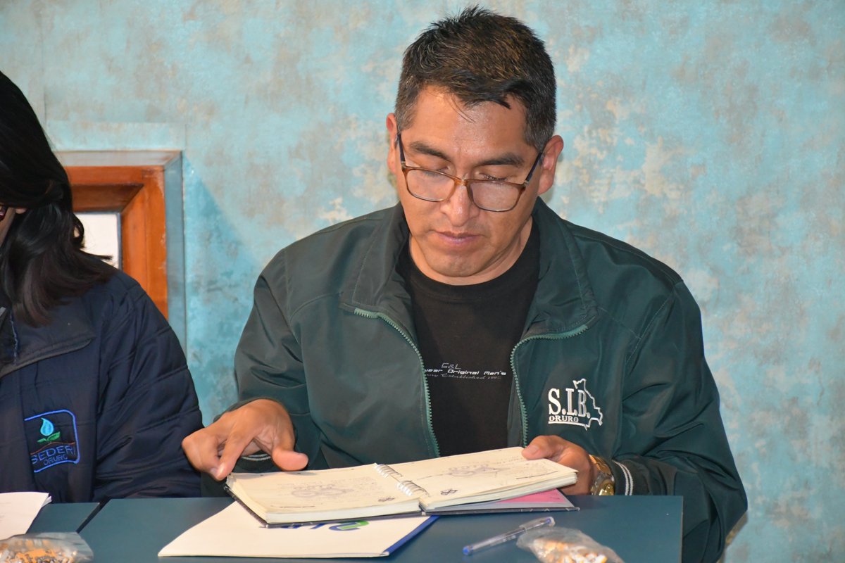 senaribolivia's tweet photo. En las oficinas del SENARI durante toda la jornada de este pasado viernes 31 de octubre, se llevó a cabo una reunión de actualización y socialización del Manual de Registro Colectivo, dirigida a los técnicos y al personal legal de los SEDERIs #SenariBolivia #aguaesvida https://t.co/W06udJcXAI