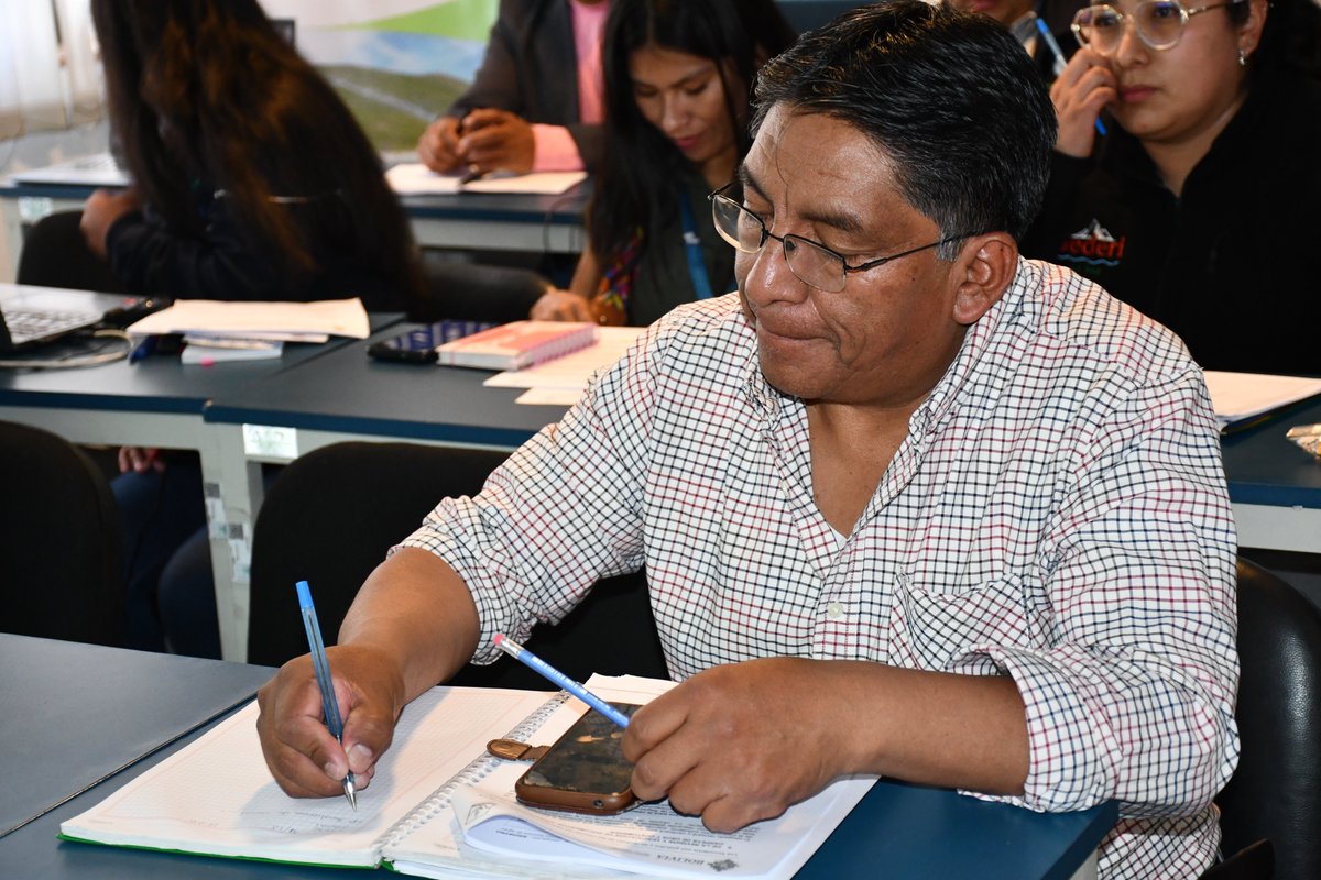 senaribolivia's tweet photo. En las oficinas del SENARI durante toda la jornada de este pasado viernes 31 de octubre, se llevó a cabo una reunión de actualización y socialización del Manual de Registro Colectivo, dirigida a los técnicos y al personal legal de los SEDERIs #SenariBolivia #aguaesvida https://t.co/W06udJcXAI
