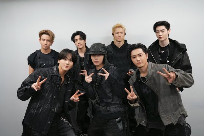 Amidst Tokyo Dome's pulsating reverie, ENHYPEN's septet eclipses the ether in ebony splendor, their lithe forms a symphony of shadowed elegance. With peace emblems aloft, they conjure #BLOSSOM's arcane bloom, forging an indelible pact with BE:FIRST's sonic sorcery.