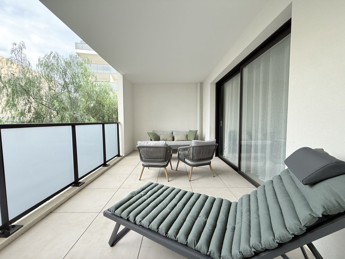 NalSandra34's tweet photo. Saint-Jean-De-Védas, proche des commodités, bel appartement T2 de 42m2 dans un immeuble récent. Salon séjour cuisine américaine équipée, 1 chambre et une salle d'eau avec douche Italienne et wc. Très belle terrasse de 14m2 et garage en sous sol. https://t.co/7s82IpmOsD