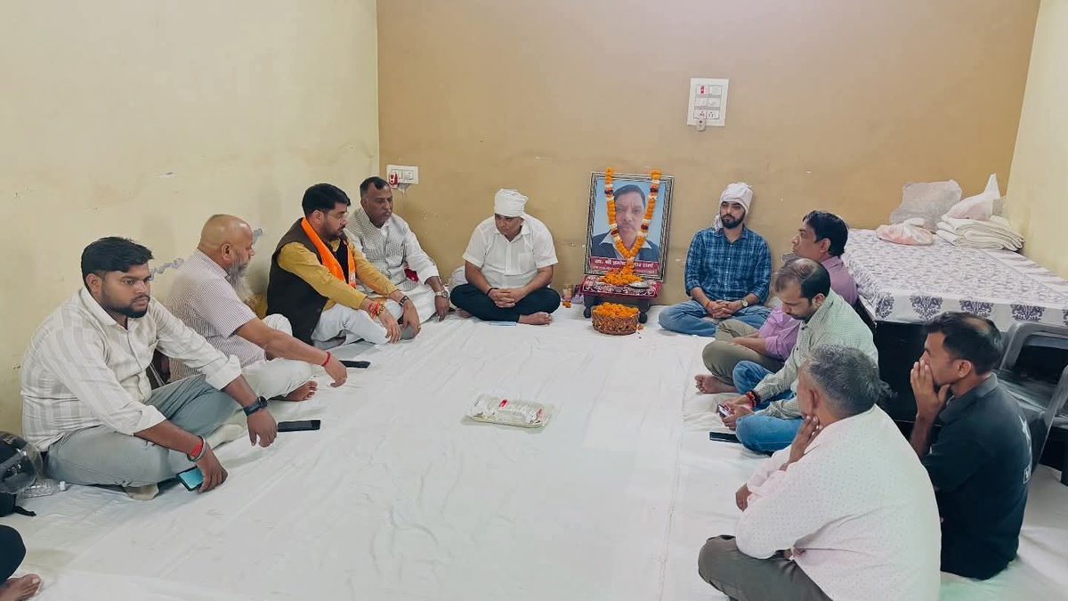 shivnarayan052's tweet photo. आज विधानसभा बरौली के मण्डल हरदुआगंज के महामंत्री श्री सुनील कुमार शर्मा जी (ग्राम प्रधान सिल्ला बिसावनपुर) के पूज्य पिता स्व. श्री प्रमोद शर्मा जी के निधन पर परिजनों से मिलकर शोक संवेदना व्यक्त की।
प्रभु श्रीराम दिवंगत आत्मा को अपने श्रीचरणों में स्थान दें।
ॐ शांति 🙏 https://t.co/6XBr3Lz8Fk