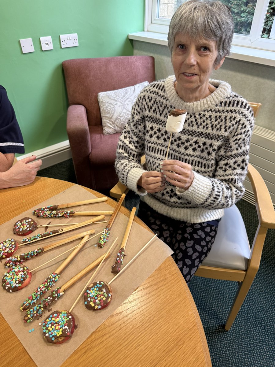 NBykerLodge's tweet image. 🧁🔥 We’ve been busy at Byker Lodge baking edible sparklers and crafting for Bonfire Night! From tasty treats to creative crafts, everyone’s been getting into the spirit 🎇✨ #BonfireNight #BykerLodge #BakingFun #CreativeMinds