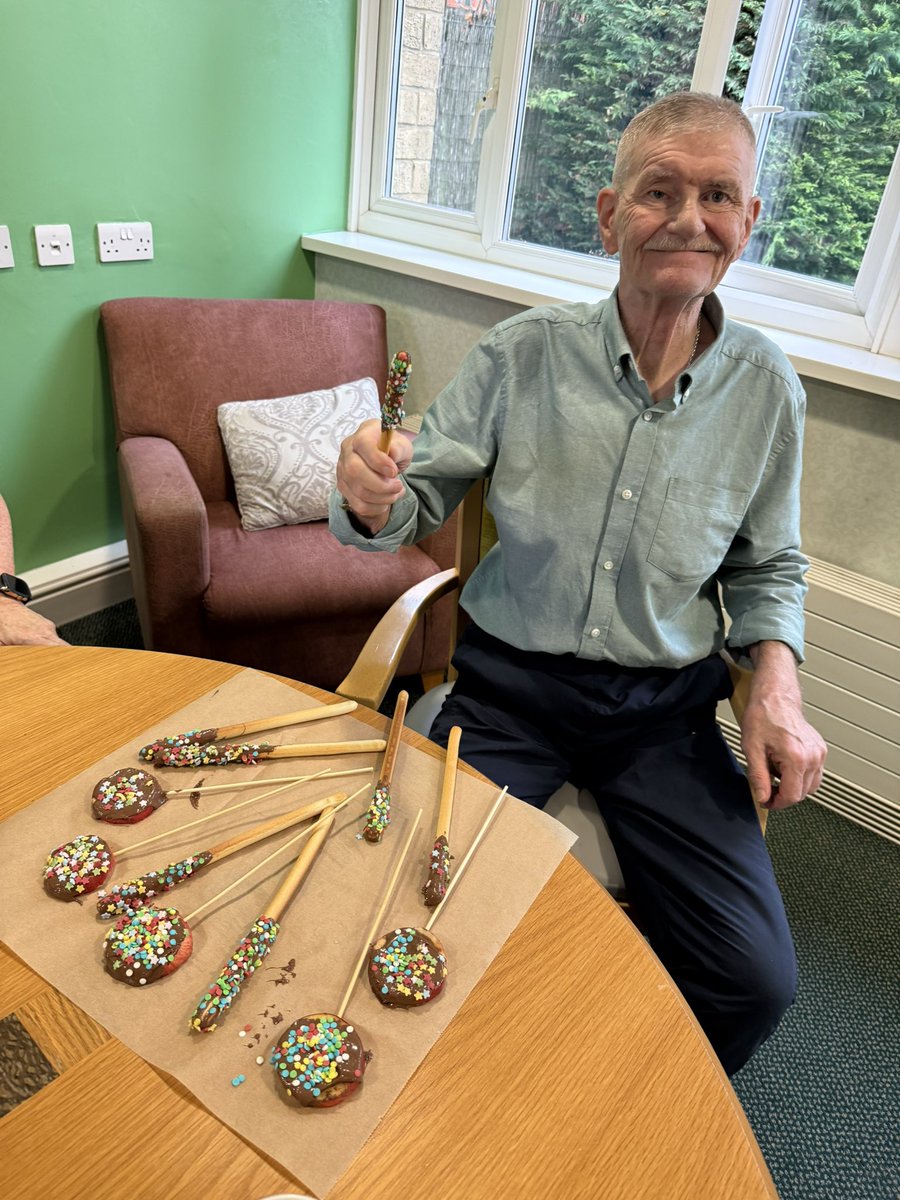NBykerLodge's tweet image. 🧁🔥 We’ve been busy at Byker Lodge baking edible sparklers and crafting for Bonfire Night! From tasty treats to creative crafts, everyone’s been getting into the spirit 🎇✨ #BonfireNight #BykerLodge #BakingFun #CreativeMinds
