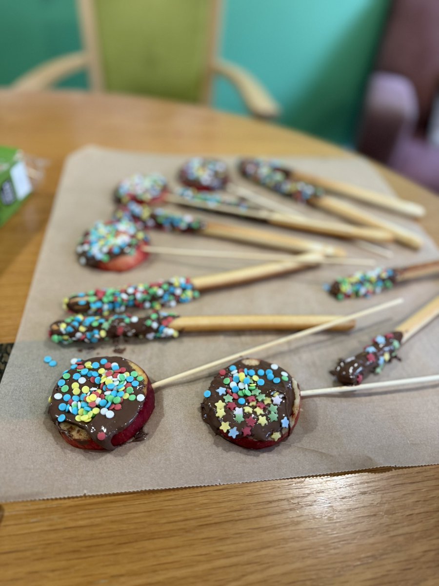 NBykerLodge's tweet image. 🧁🔥 We’ve been busy at Byker Lodge baking edible sparklers and crafting for Bonfire Night! From tasty treats to creative crafts, everyone’s been getting into the spirit 🎇✨ #BonfireNight #BykerLodge #BakingFun #CreativeMinds