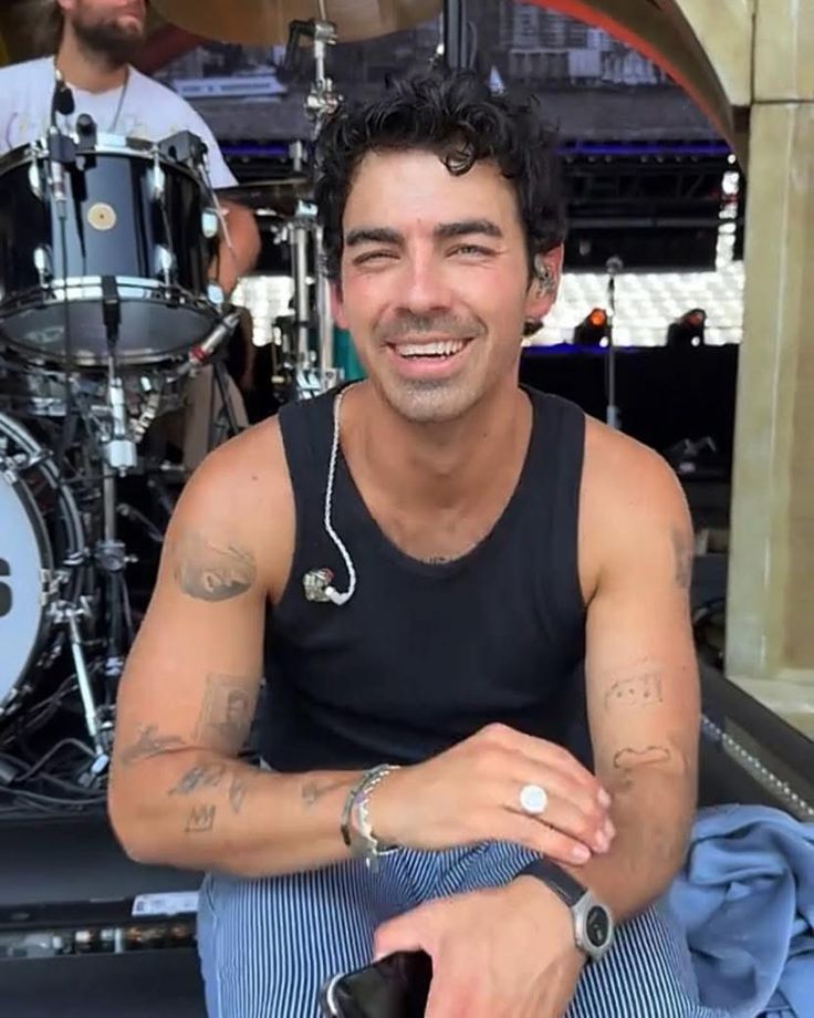 Lonelywarrior3's tweet photo. Felicitaciones a Joe Jonas otro año más encabezando mi lista como el hombre más sexy. https://t.co/XpmQxCRZqA