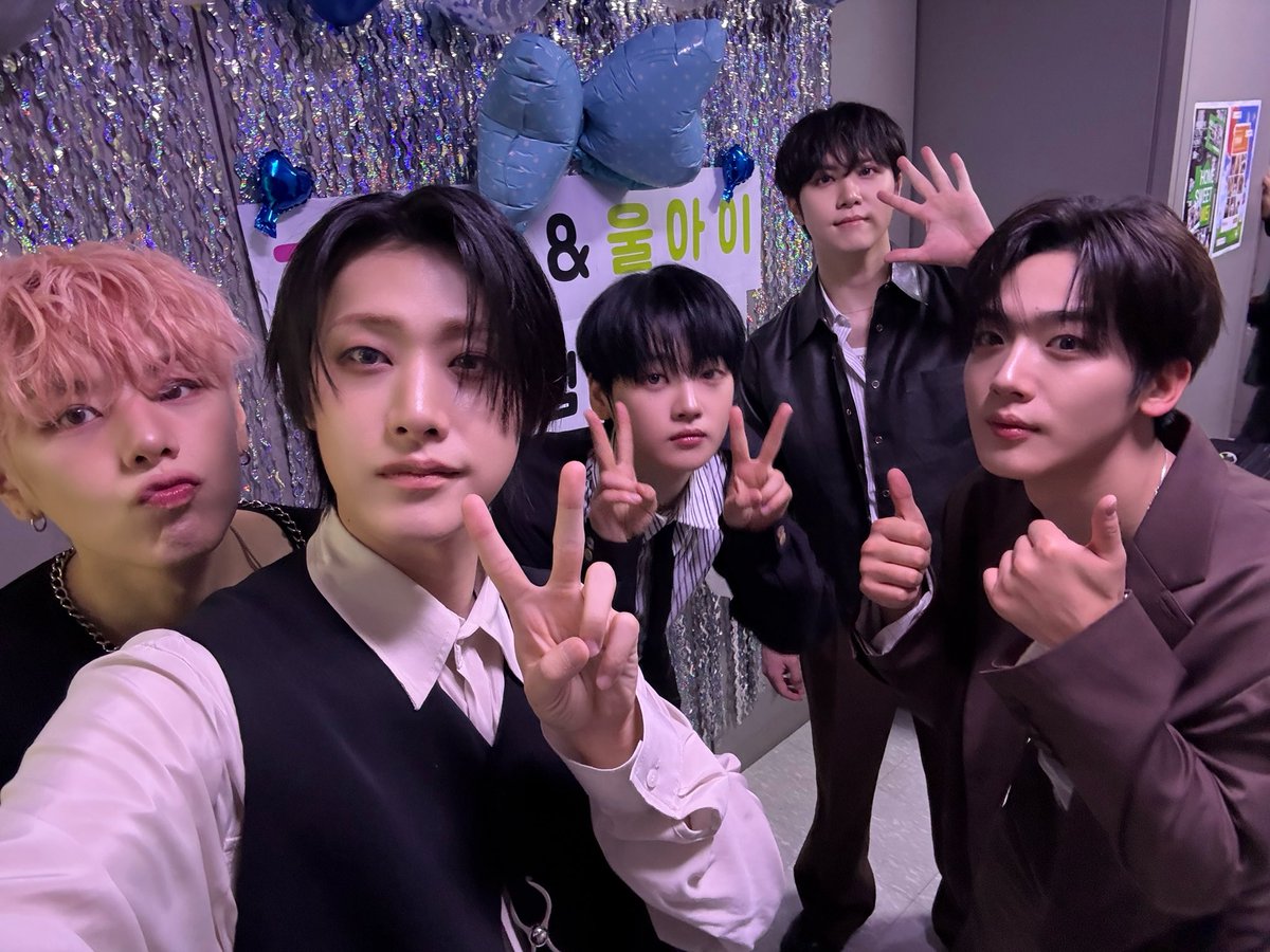 WEi__Official's tweet photo. 커댕이&amp;울아이 ♥️웰컴백홈♥️
고향에 온듯한 따사로움☀️
루아이 응원소리는 위아이를 춤추게 해👏
서로에게 자부심 가득한 루아잉위아잉 포레버💕

#위아이 #WEi
#Wonderland #HOME https://t.co/609vukrZJf