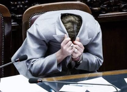 1️⃣1️⃣0️⃣ Decreti legge
1️⃣0️⃣0️⃣ Voti di fiducia 
E ancora: leggi modificate solo in una delle due Camere, decreti legge confluiti in altri decreti, disegni di legge trasformati in decreti legge… l’unica “riforma” fatta da Meloni è stata quella di abolire il Parlamento.