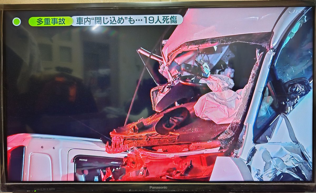 gymlover_t_man's tweet image. 兵庫県加古川市での車の多重事故。
トラックに車が突っ込んだ車が事故との事。
アルファード（ベルファイア）が原因か？
アタオカドライバーが多い車種だからね。
#多重事故
#加古川市
#兵庫県
#アルファード
#ベルファイア
#ニュースzero
#newszero
#迷惑運転
#自動車事故