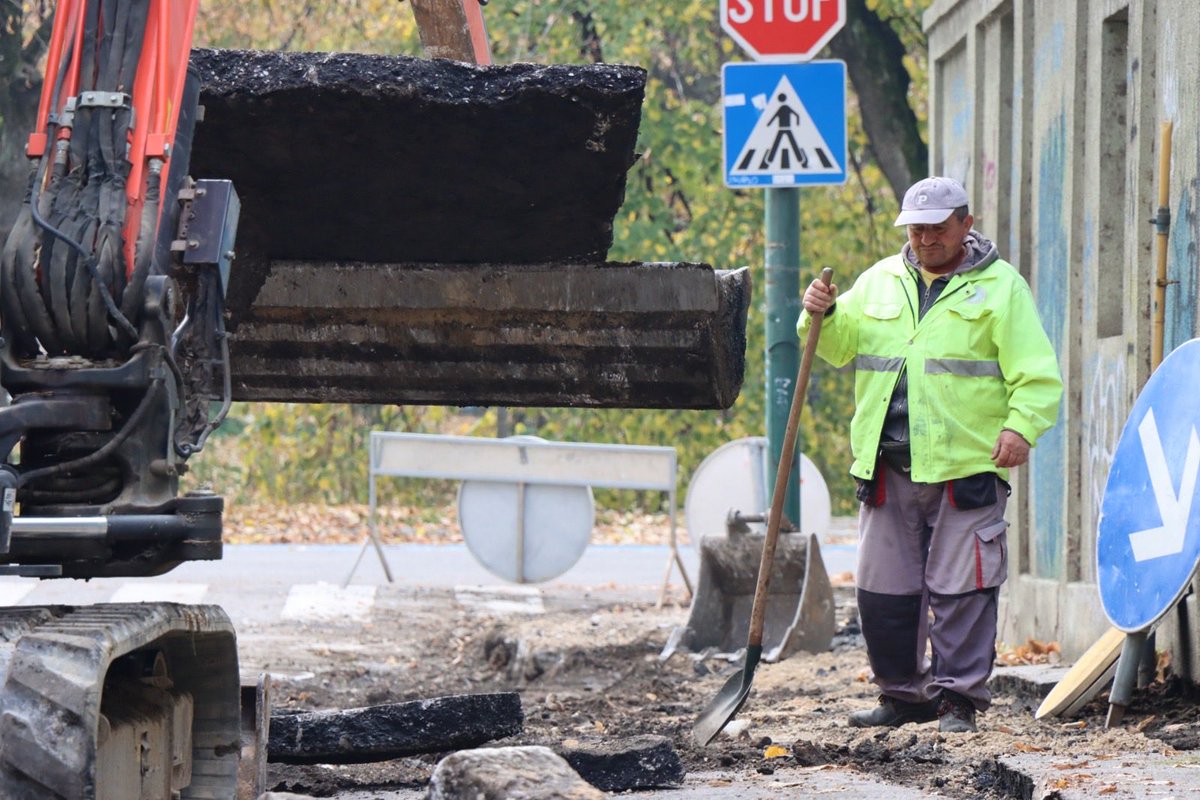 POČELI RADOVI NA SANACIJI SAOBRAĆAJNICE U ULICI ŠIBENSKA.

Radi se o obnavljanju, zamjeni i ojačanju dotrajalog kolovoza, što podrazumijeva zamjenu asfaltnog sloja na cesti i pješačkim stazama, ugradnju novih ivičnjaka i obilježavanje parking mjesta.

Vrijednost radova je oko
