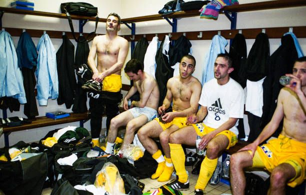 Photo dans le vestiaire après la victoire 1-0 face à Monaco, lors de la demi de CDF 2000 😍😍
(1-0, but de Da Roch', évidemment!)